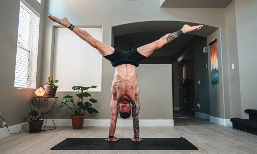 Five rounds for serious handstand balance - 30 seconds 5 rounds